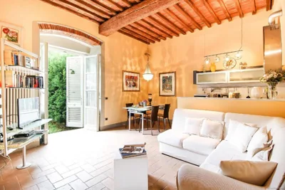 At the Guinigi Tower, with Private Courtyard – Photos 4