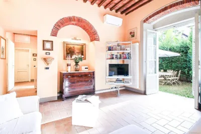 At the Guinigi Tower, with Private Courtyard – Photos 5