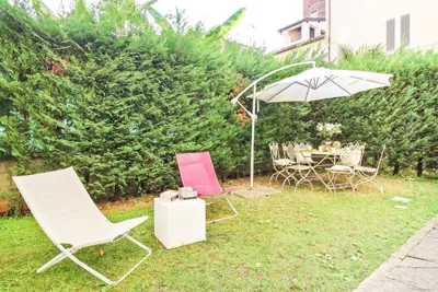 At the Guinigi Tower, with Private Courtyard – Photos 9
