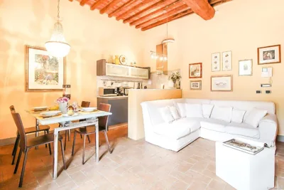 At the Guinigi Tower, with Private Courtyard – Photos 14